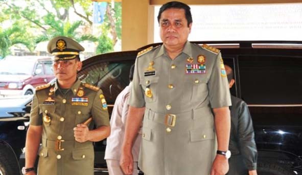 Gubernur HBA bersama Kasat Pol PP Provinsi Jambi.
